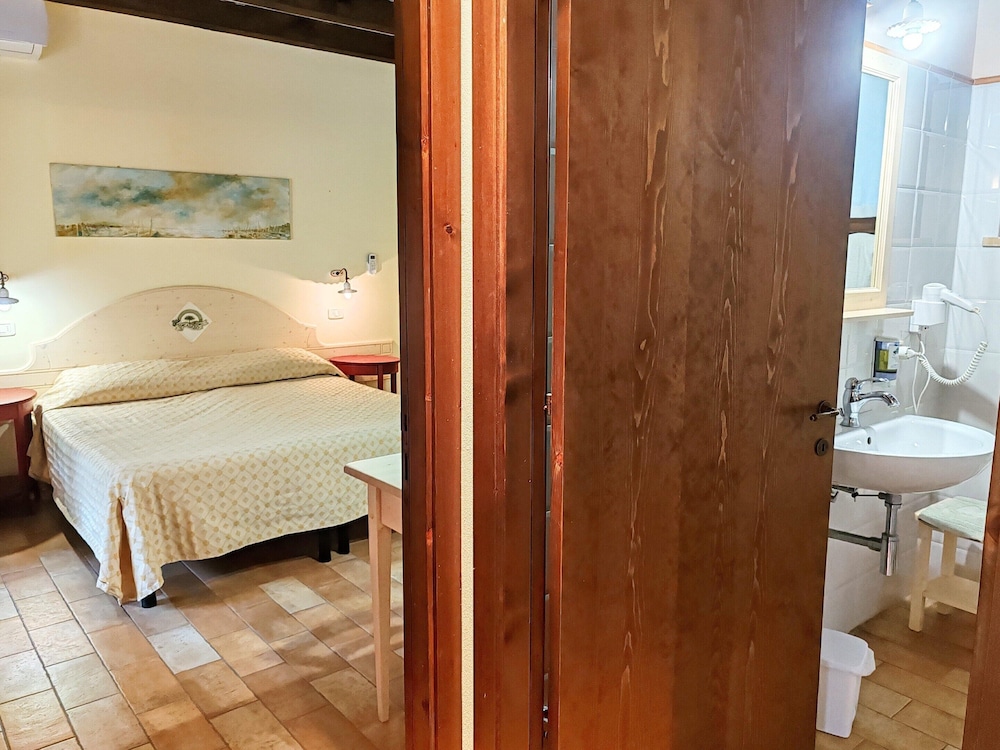 Farmhouse in Marche With Pool & Wine Tours