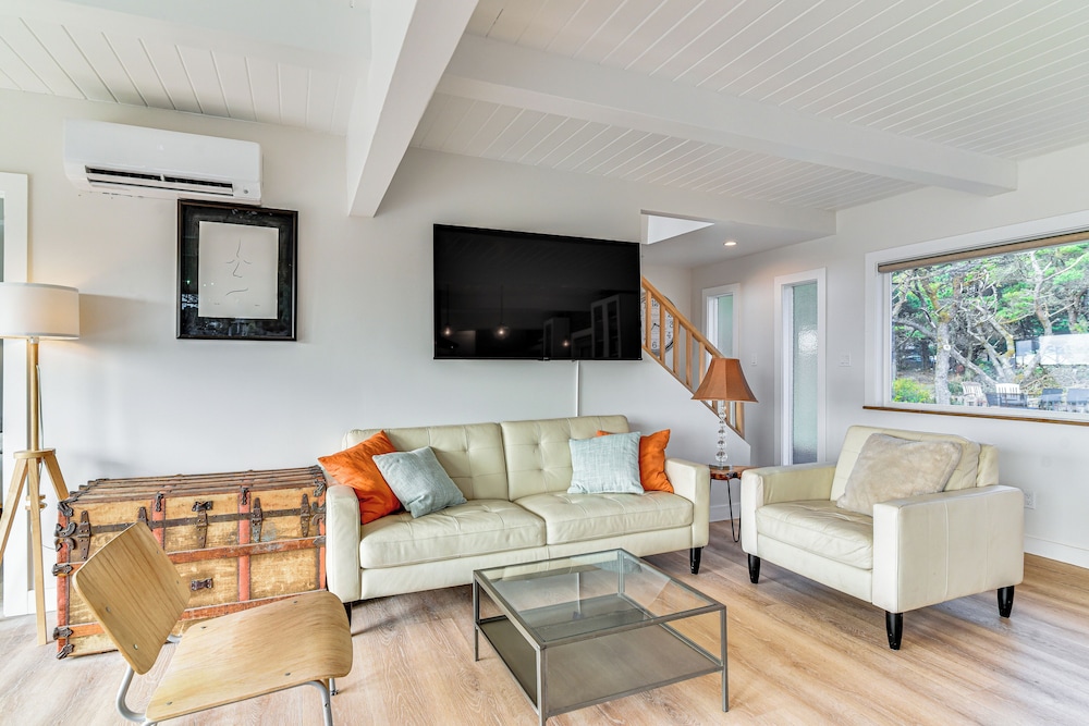 3-acre Oceanfront Home: Game Room & Fire Pit!