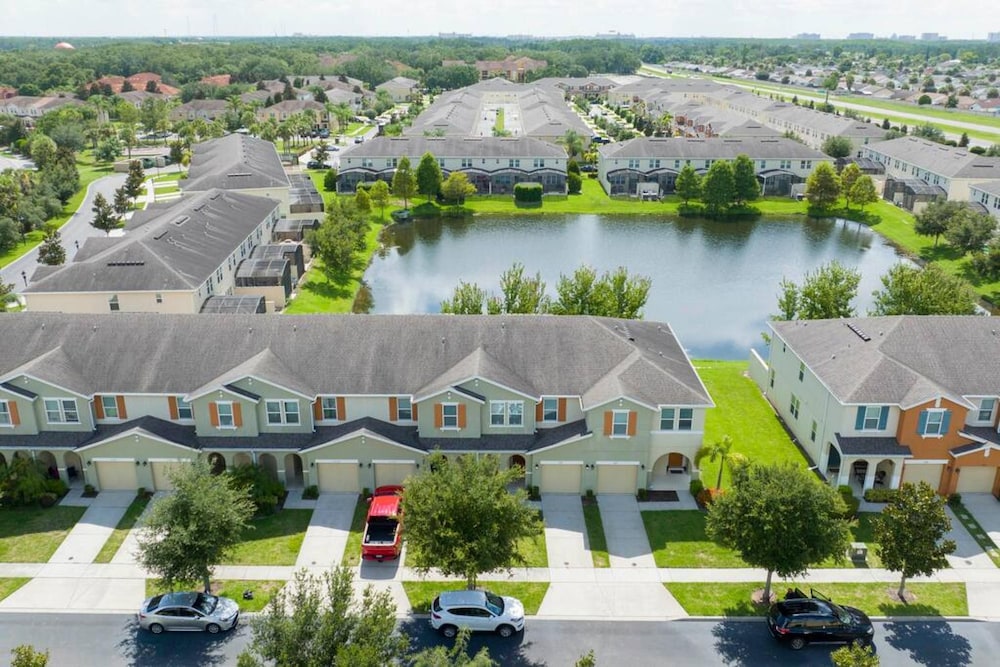 Super Near- Parks w Lake Views Ping Pong Table