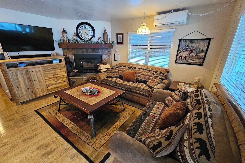 3BR House Near Skiing w/ Hot Tub