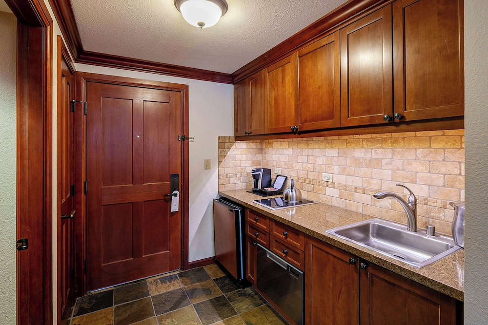 2BR Condo w/ Pool Access, Hot Tub, & ski In/out