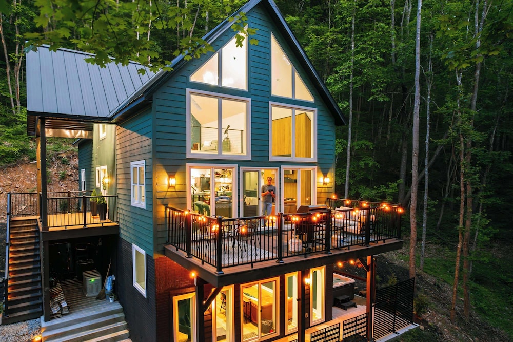 The Greenhouse With Indoor Slide Close to Hocking Hills