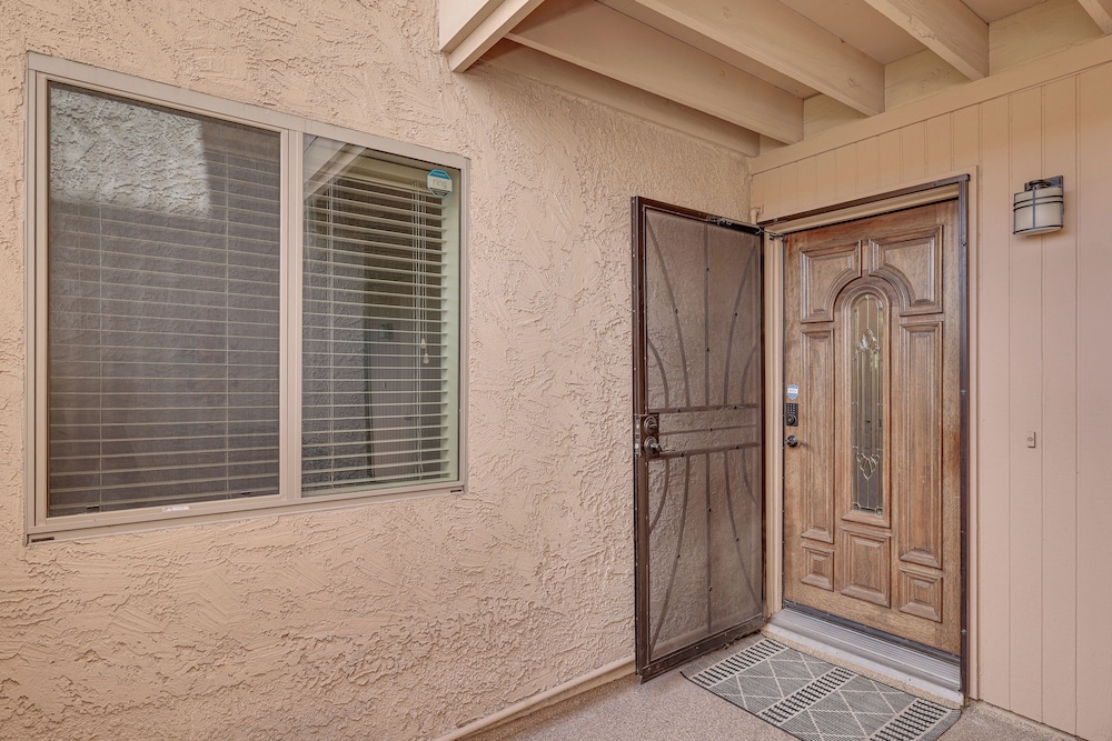 Golf Views & Pool Access: Central Scottsdale Condo