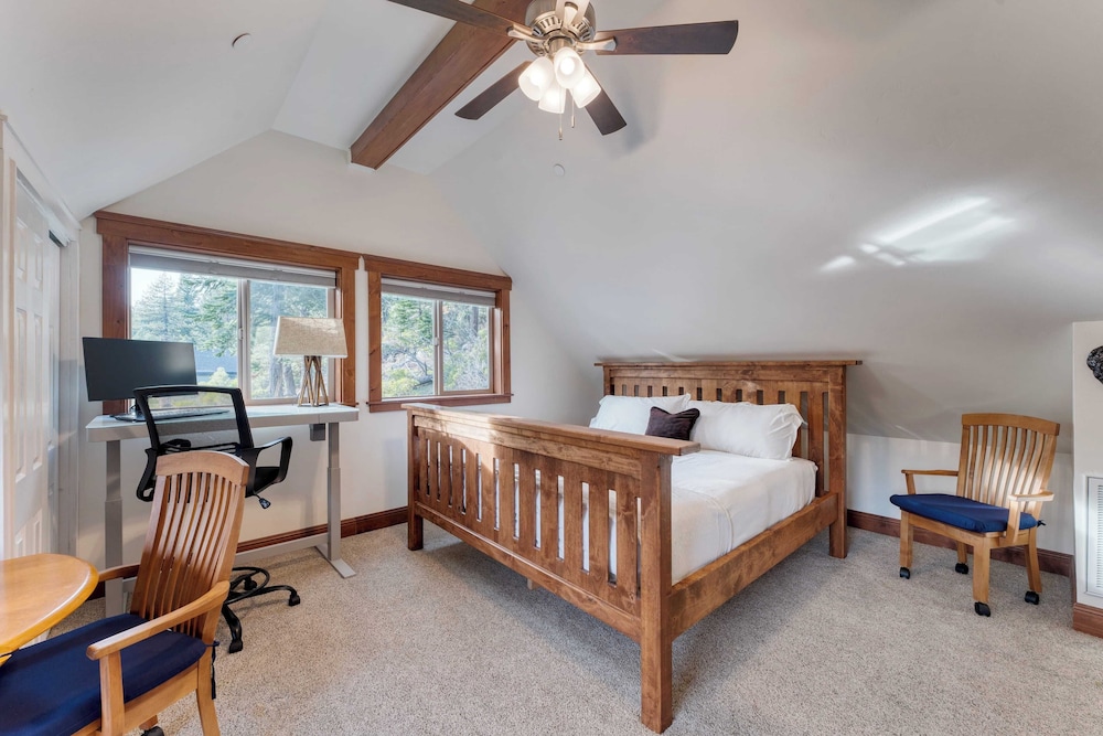 Denton by Avantstay Hot Tub, Deck w/ Fire Pit Near Skiing & Lake!
