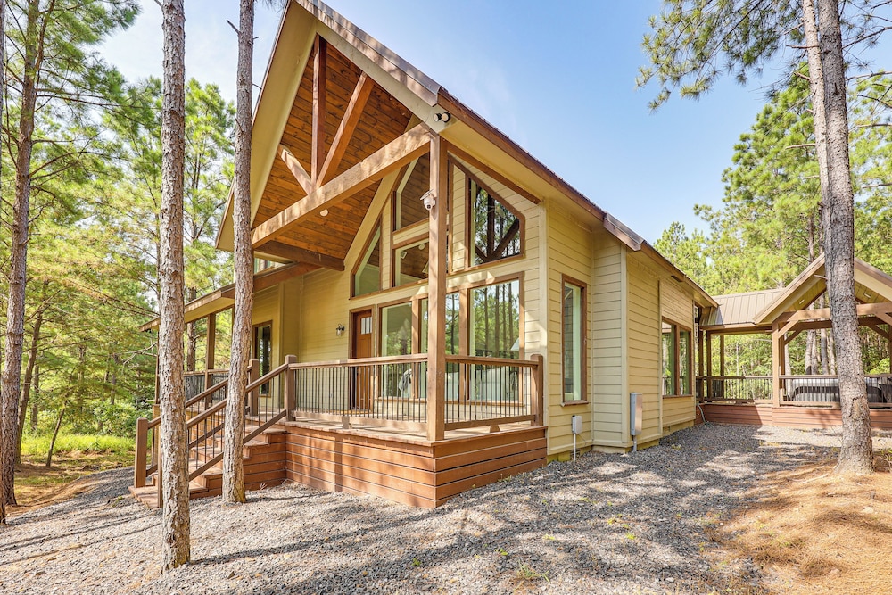 Private Hot Tub: Home 13 Mi to Broken Bow Lake