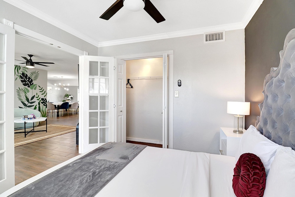 Karen in Phoenix With 4 Bedrooms and 2 Bathrooms