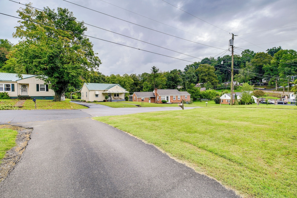 Cozy Home w/ Spacious Yard: 2 Mi to Dtwn Bristol