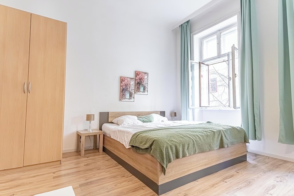 Simple 1BR Apt Long Stay Near Belvedere