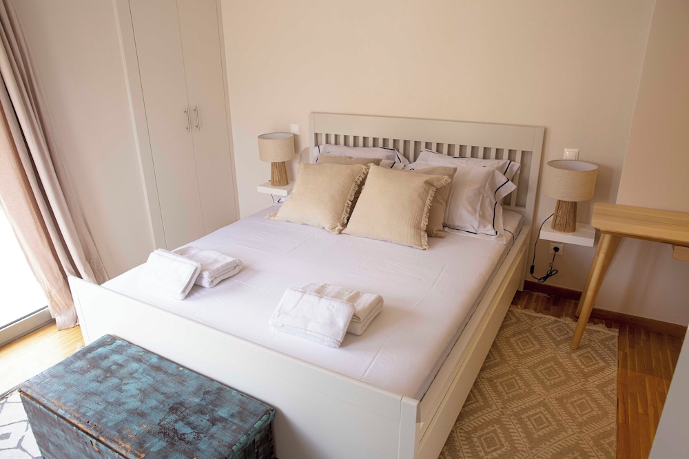 Contemporary Athenian Escape GHH