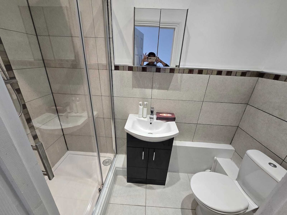 Room in Guest Room - Limehouse Townhomes Modern Spacious Serviced En-suite Room