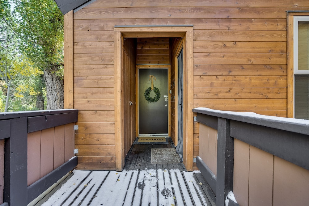 Pinegrove by Avantstay Beautiful Villas Condo Just Outside Tahoe City