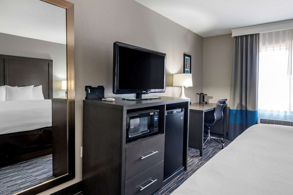 Emporia Vacations - Comfort Inn  Suites - Property Image 37