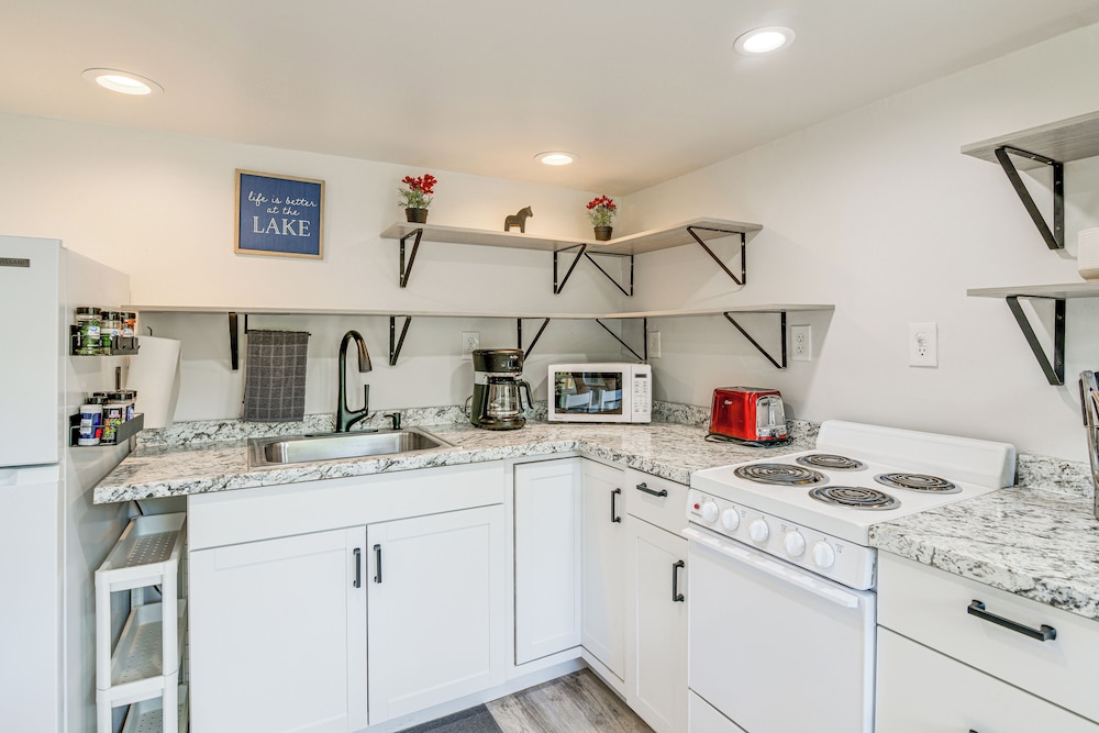 Cozy Houston Getaway w/ Fire Pit & Lake Access!