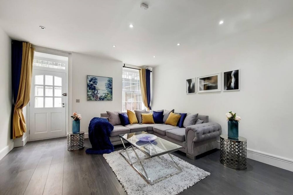 Fantastic 3 Bedroom Apartment off Bakerstreet W AC