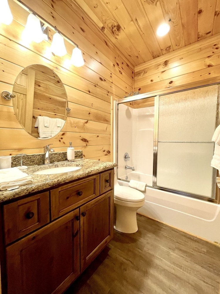 Charming, pet friendly cabin, perfect for fishing, family, hiking and R&R! 2 Bedroom Cabin by RedAwning view 3