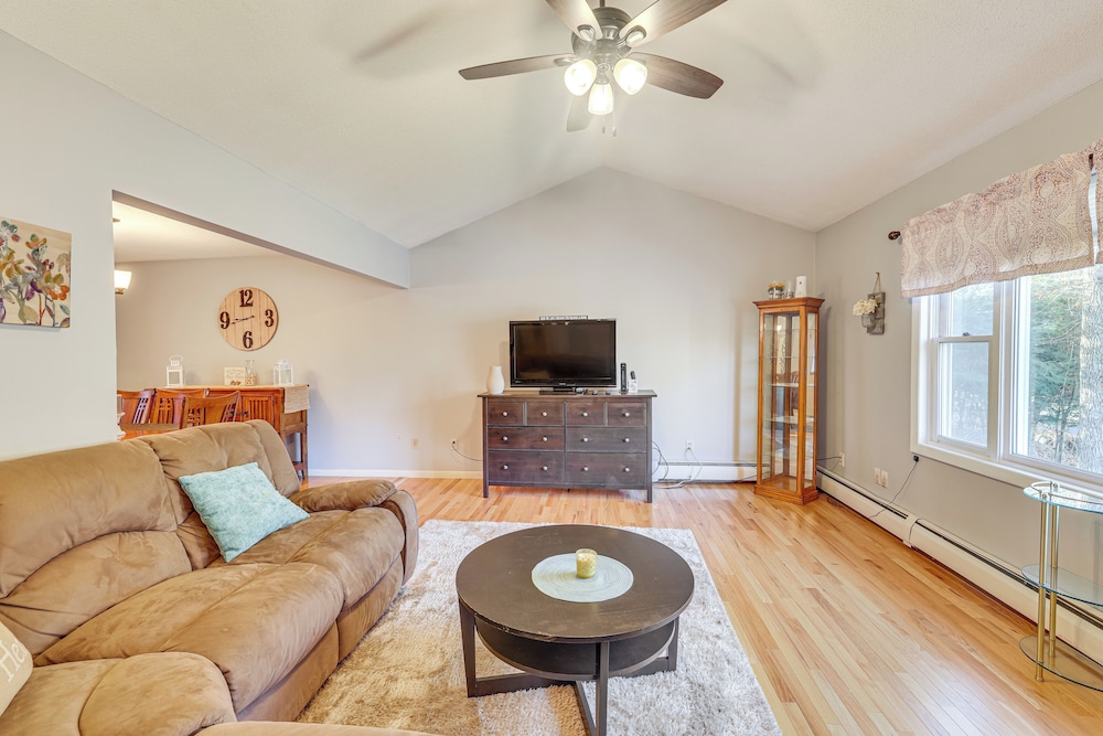 Pool, Deck & Grill: Spacious Apt in Naugatuck!