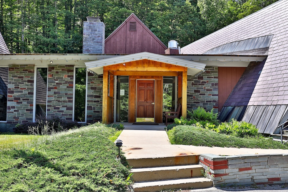 Rent An Inn! Takeover The Birch Ridge W/ Your Group. Mountain Lodge: 11 Rooms, Bar, Fireplace. 28ppl 11 Bedroom Home