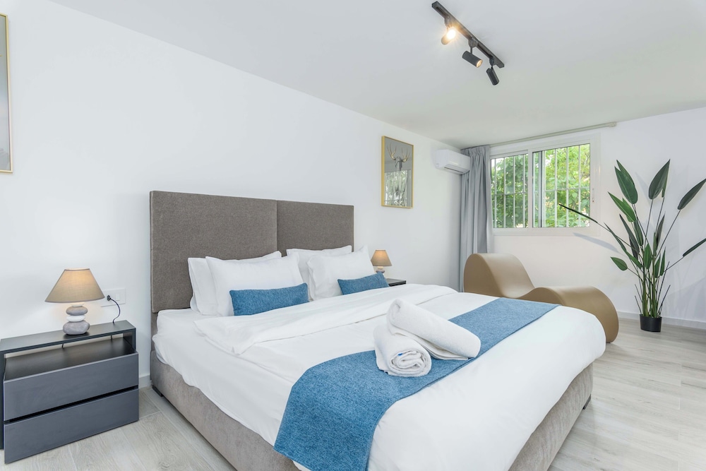 Indigo 1-BR Apt W Terrace in Batroun