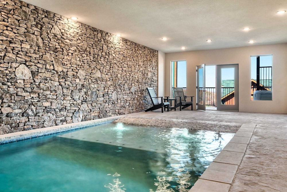 2 Homes Firefly Trail Way by Avantstay Sleeps 28, Indoor Pool + Hot Tub + Movie Theater & Game Room