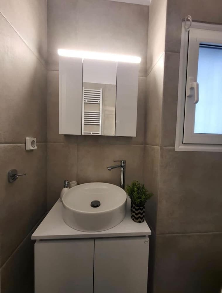 2 bd Renovated Flat at Acropolis