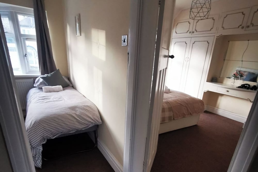 6-bed House - Sleeps 13 - Families & Contractors