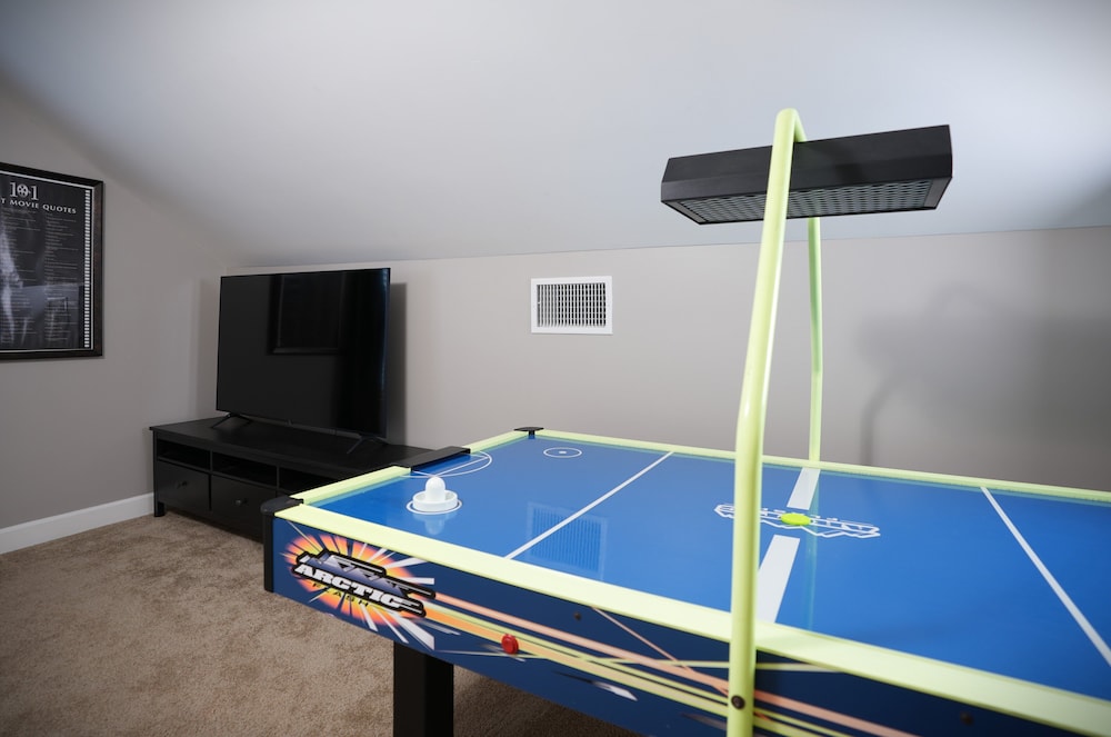 Designer decorated 6 bedroom 4 bath pool home
