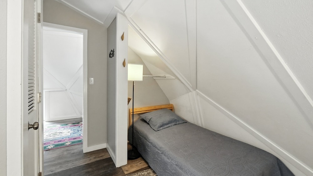 Charming Cabin W/ Scenic Views Near Uc Health 2 Bedroom Cabin