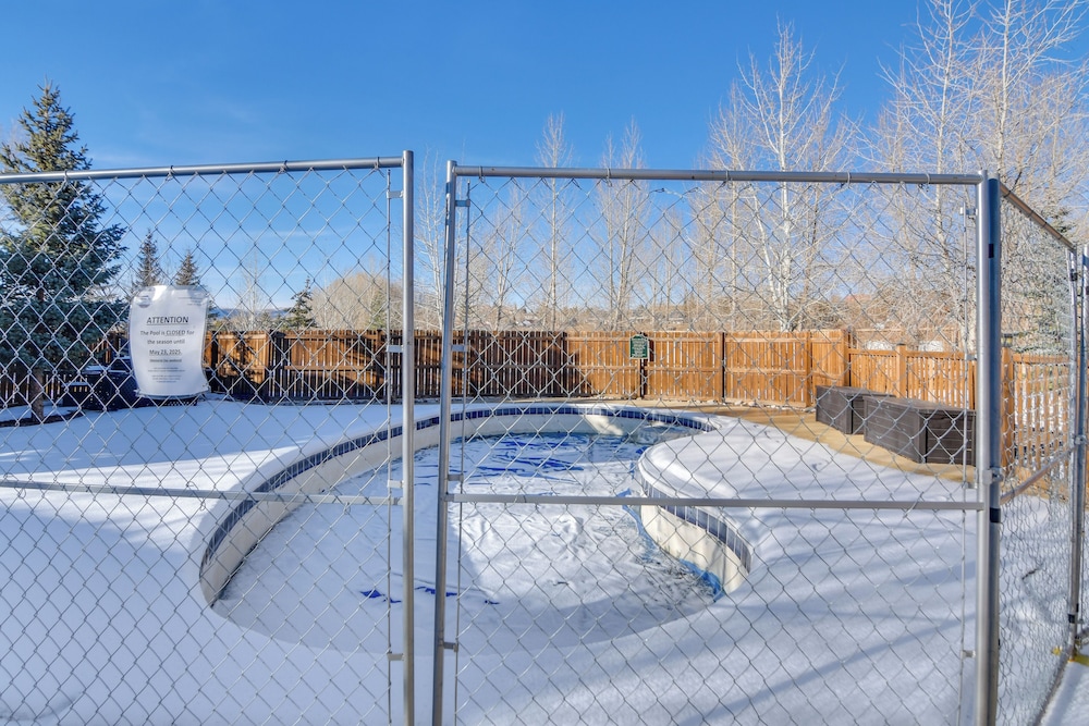 4 Mi to Granby Ranch: Cabin w/ Hot Tub Access!