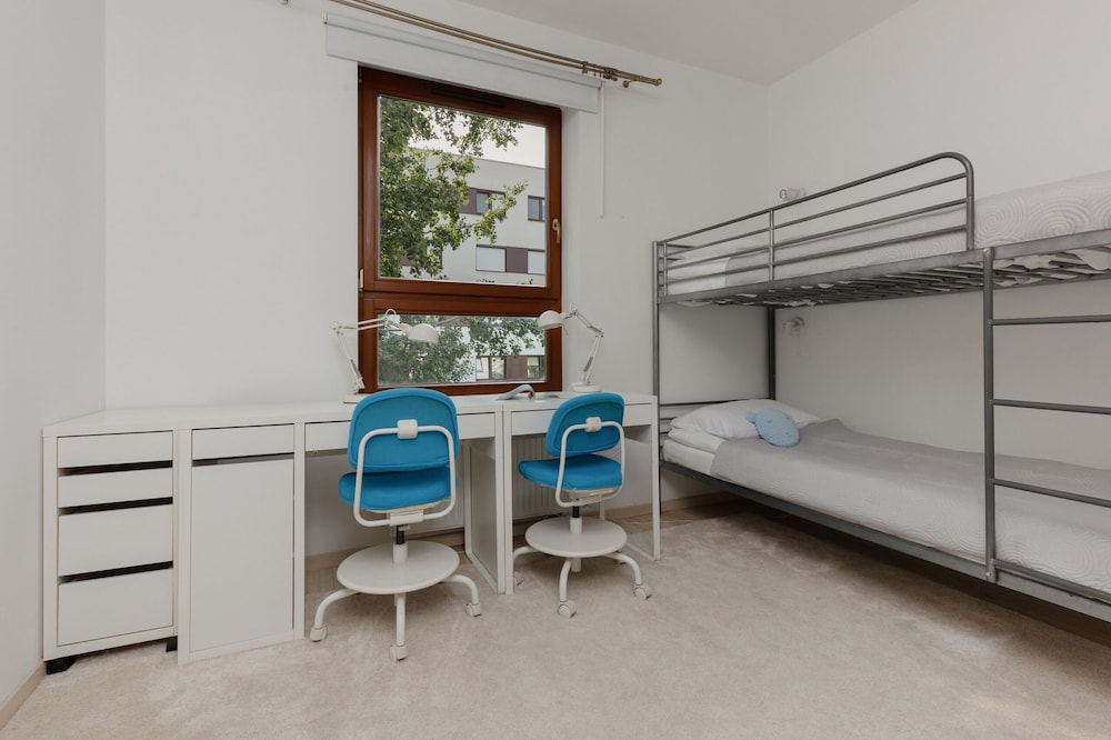 Spacious Apartment + Parking by Renters view 3