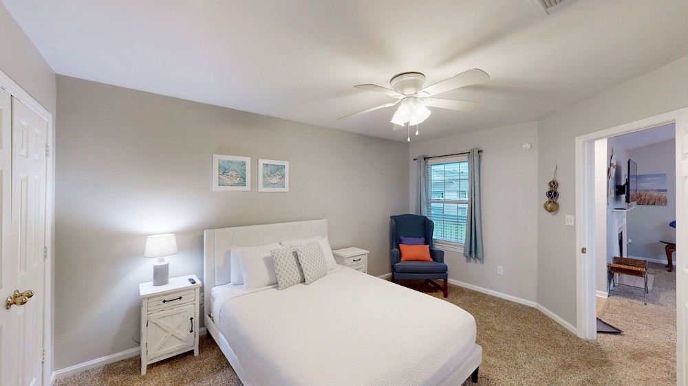 Charming 2BR Condo w/ Private Balcony in Gulf Shores, Pool, Hot Tub