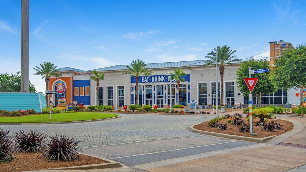 2BR Gulf Front Condo w/ Pool, Gym, Hot Tub + Free Attraction Tickets!