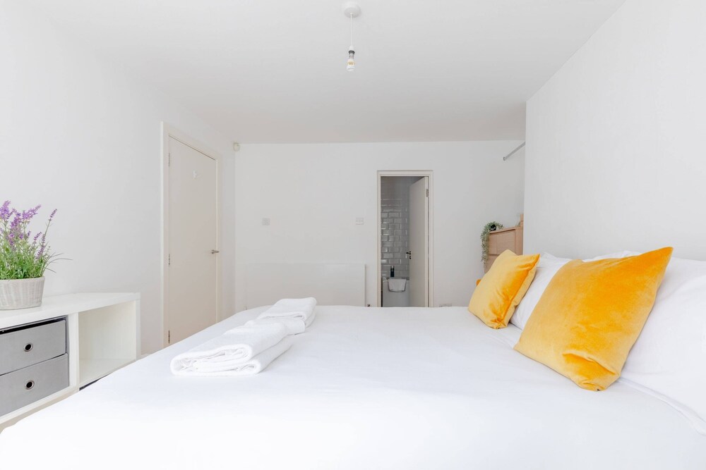 Homely 2BD Flat W/private Patio Near Maida Vale!