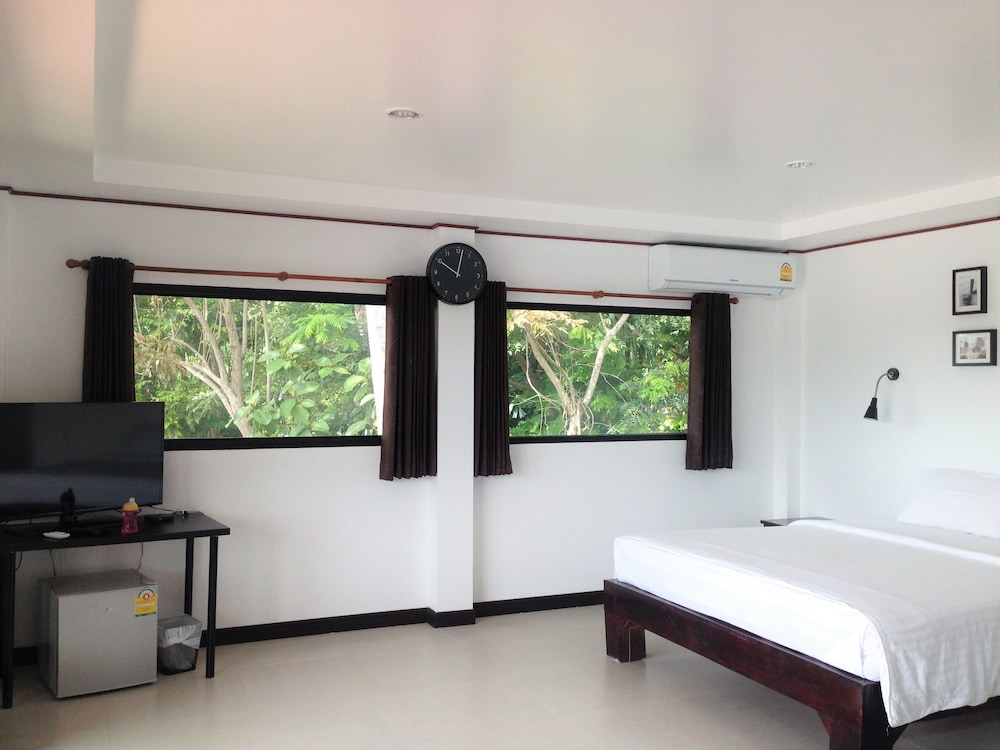 The Reef Hotel & Studios
