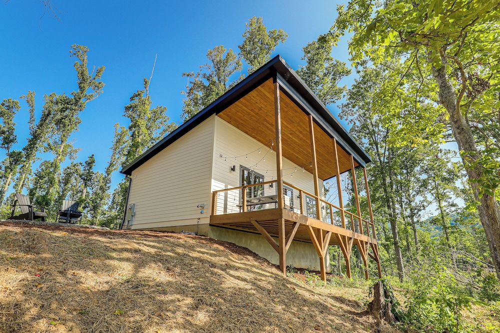 12 Mi to Asheville: Mtn-view Gem in Weaverville