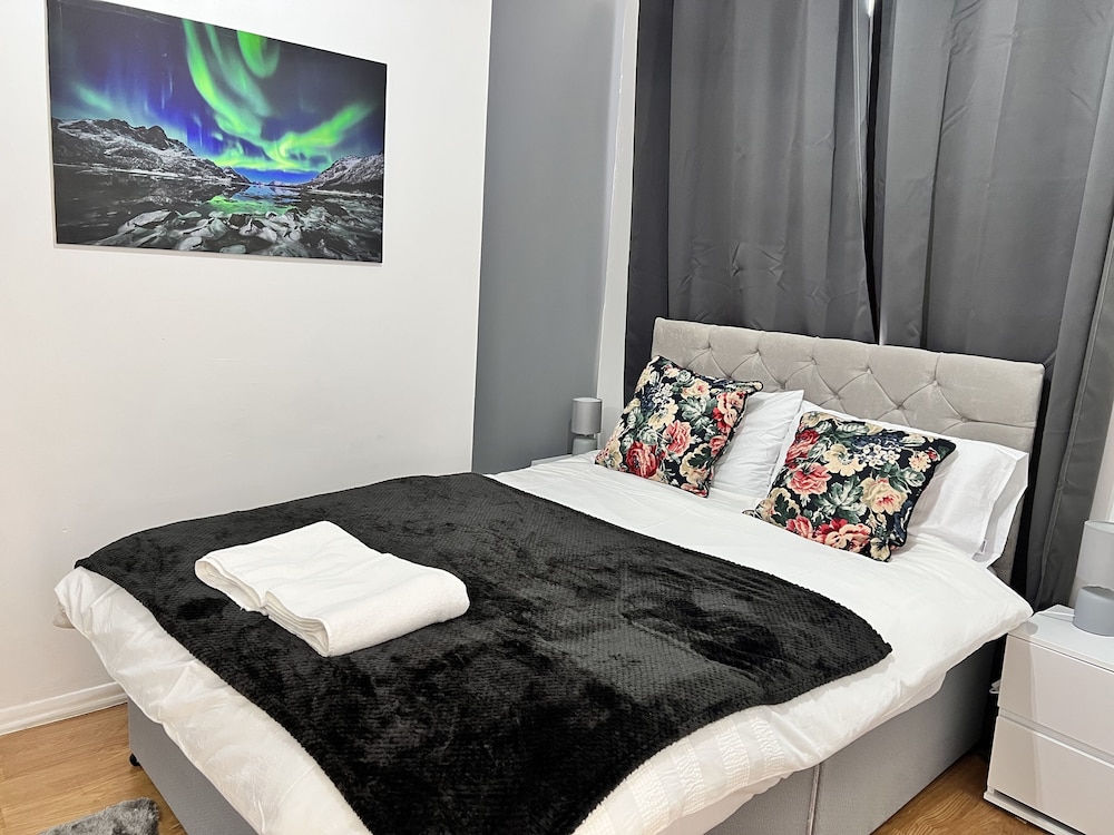 Impeccable 4-bed House With Garden in Brixton