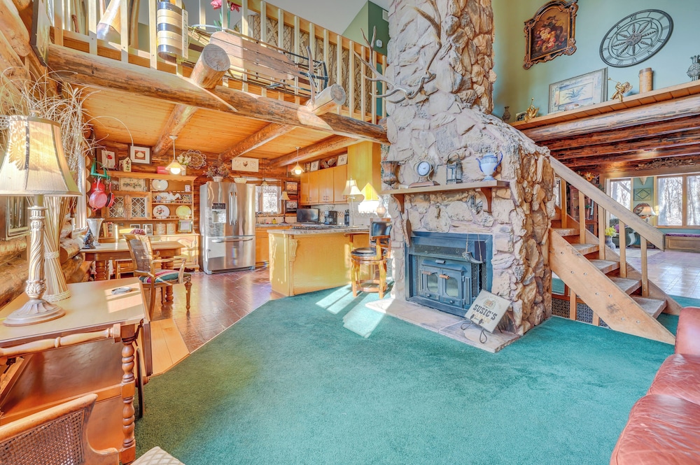 Walk to Saylorville Lake: Spacious Home w/ Deck!