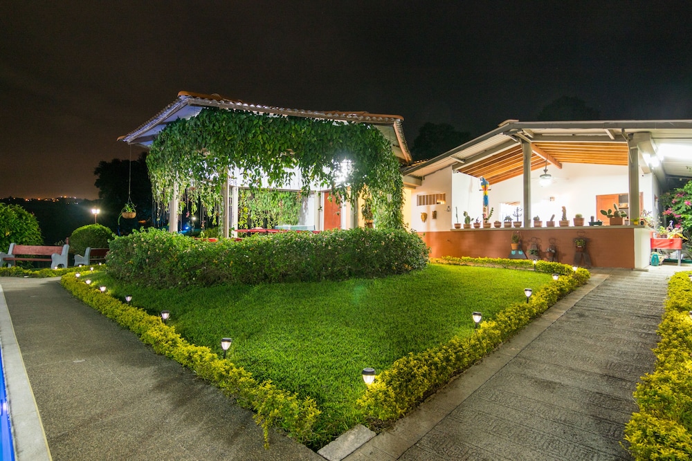 Hotel Amazing natural Villa With Amazing Views - Image 1