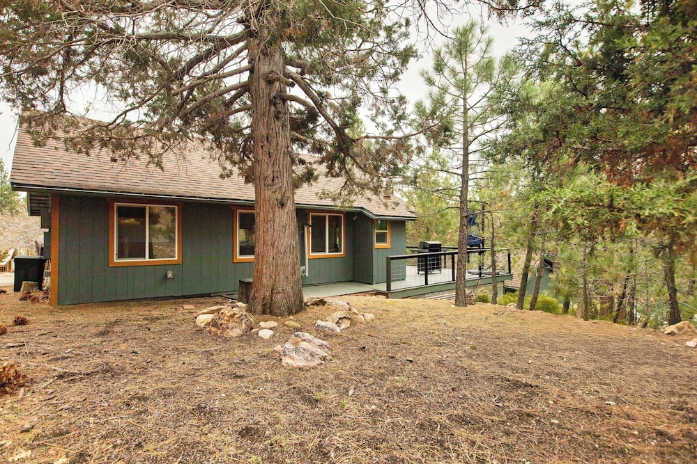 Cozy 2BR Fawnskin Cabin Big Bear Lake, Hiking Trails & Snow Summit Nearby