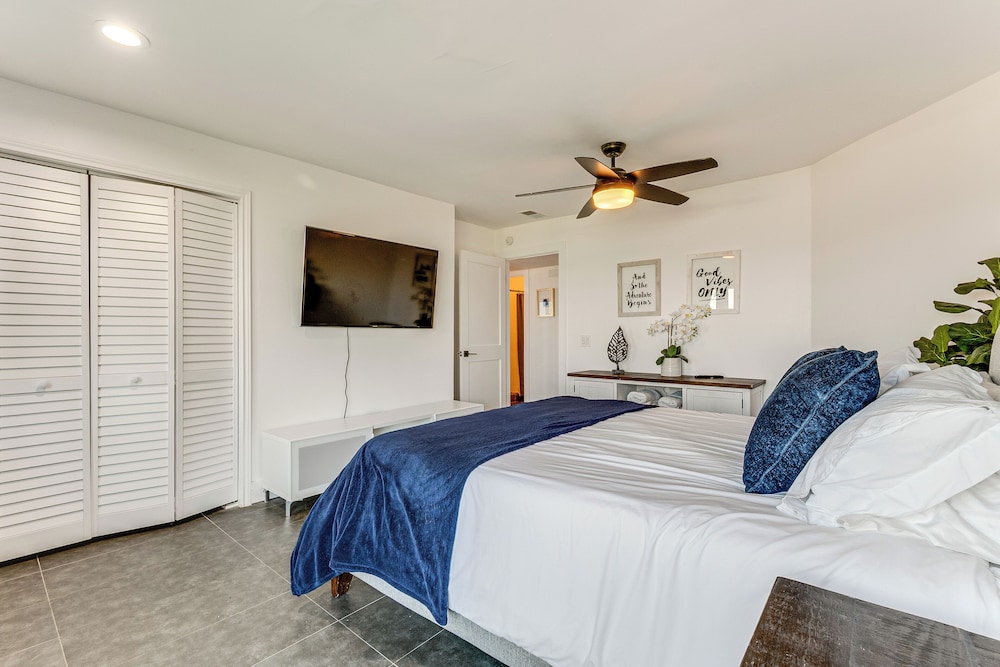 Luxe Family Gem in Montgomery: 'the Lake House!'