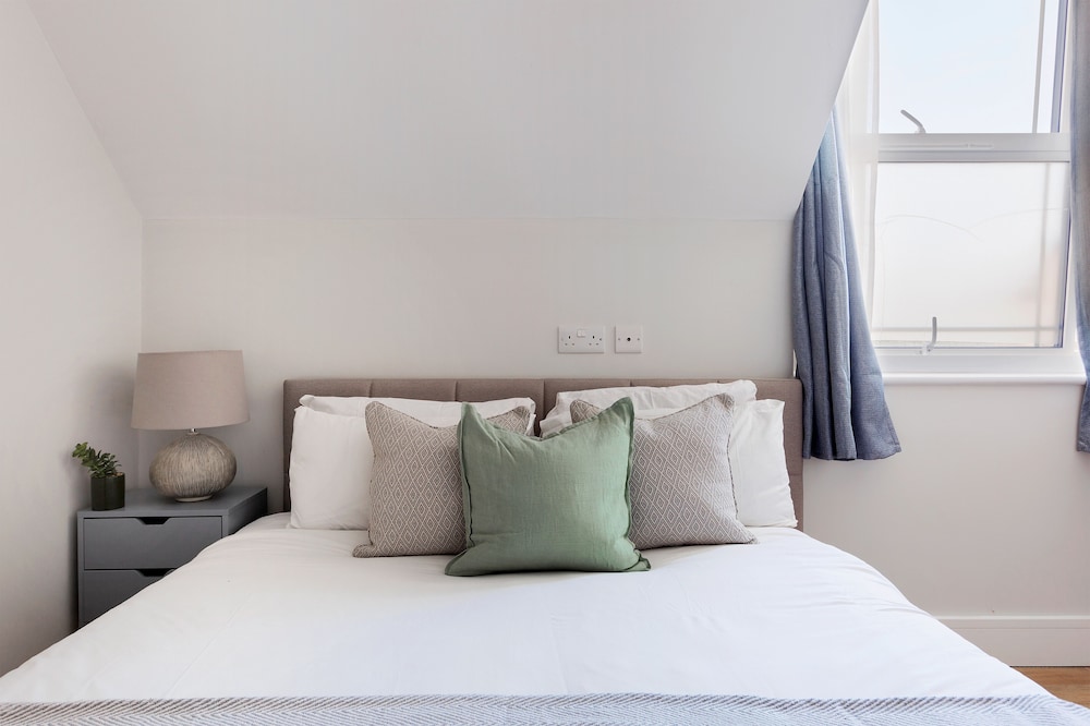 Elegant 2 Bed Flat with Balcony in Finchley
