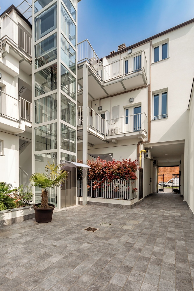 KHL apartments