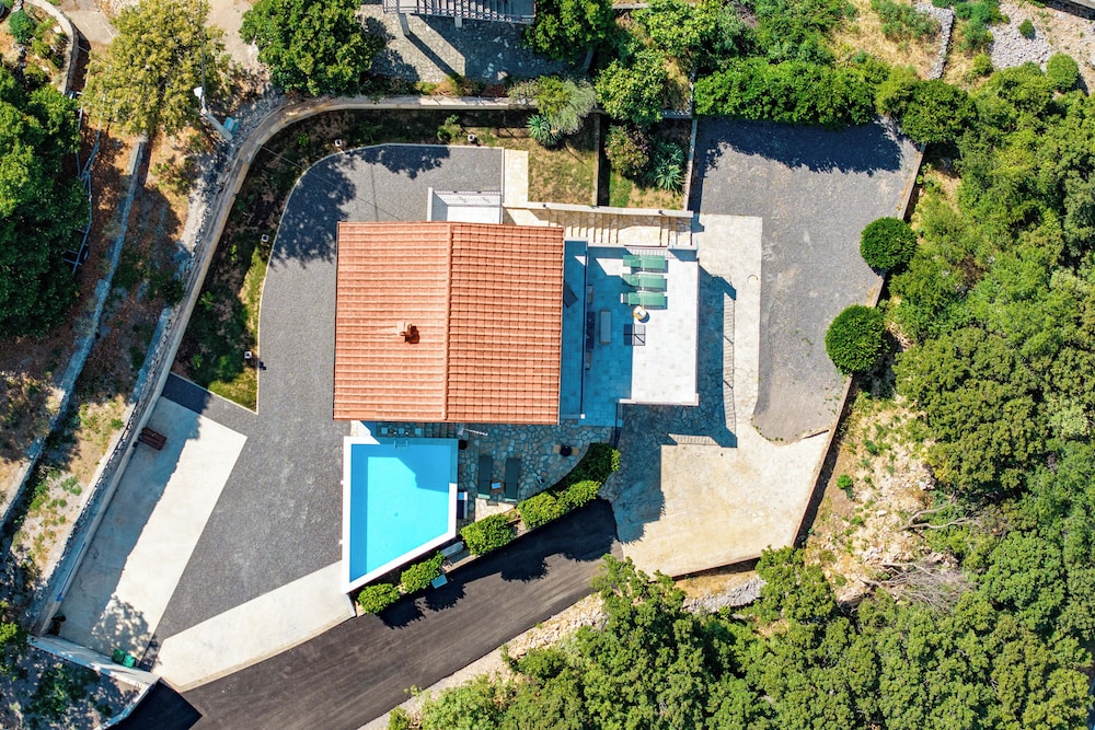Hidden Pool House With Sea View