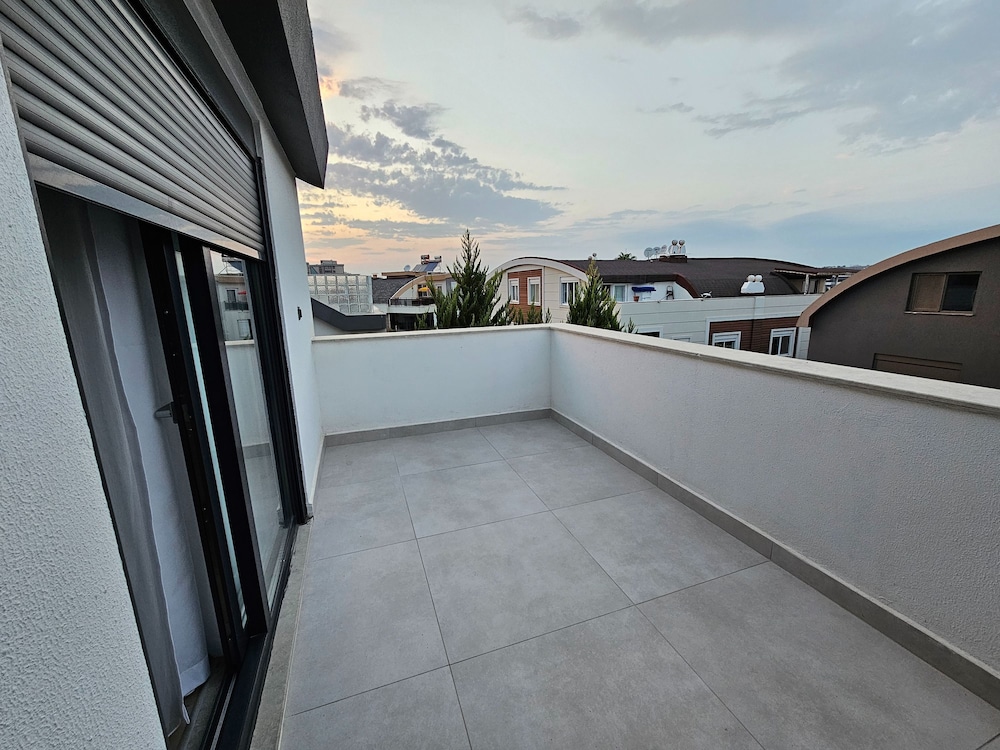 New Flat Large Living Space 2-5 Near By Lara Beach