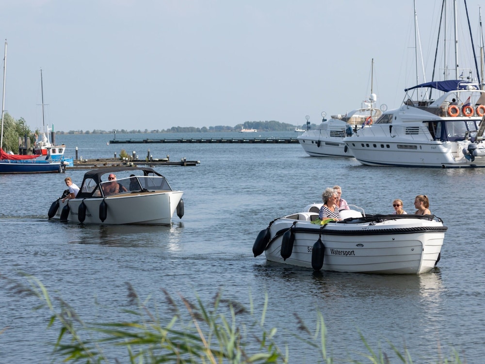 Luxury Lodge with 2 Bathrooms near Markermeer