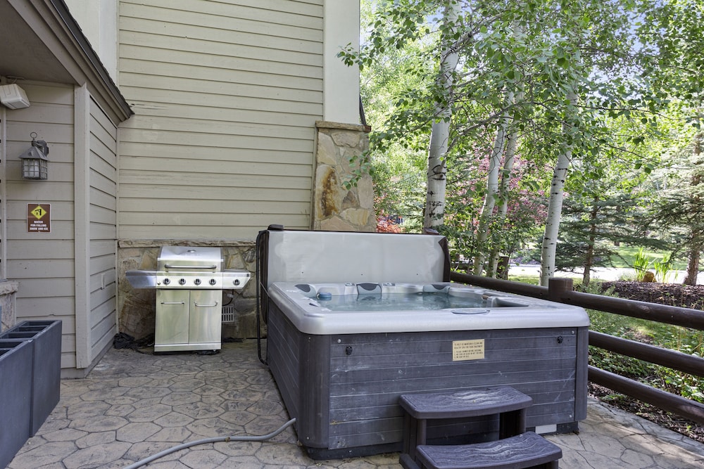 Deer Lake Village at Deer Valley Resort - Two Bedroom Condo with Hot Tub #2426 2 Condo