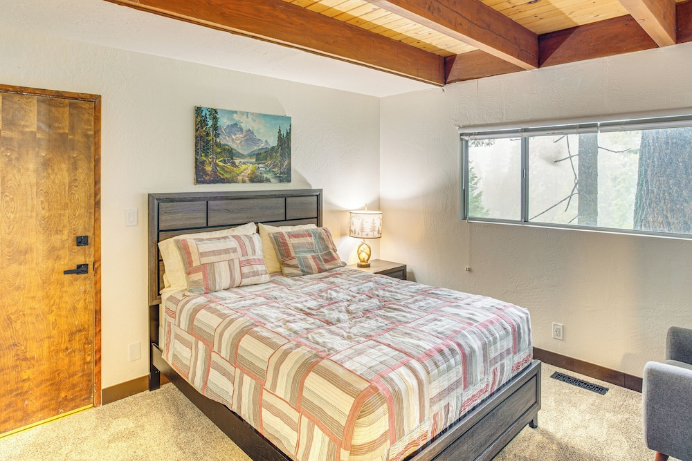 3 Mi to Lake Arrowhead Village: Pine-view Home!