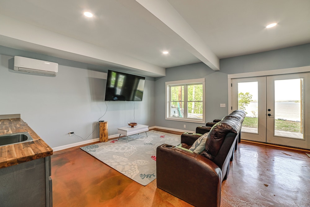 Game Room & Screened Porch: Kentucky Lake Retreat!