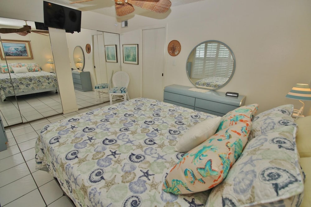 Colony Beach Club 132