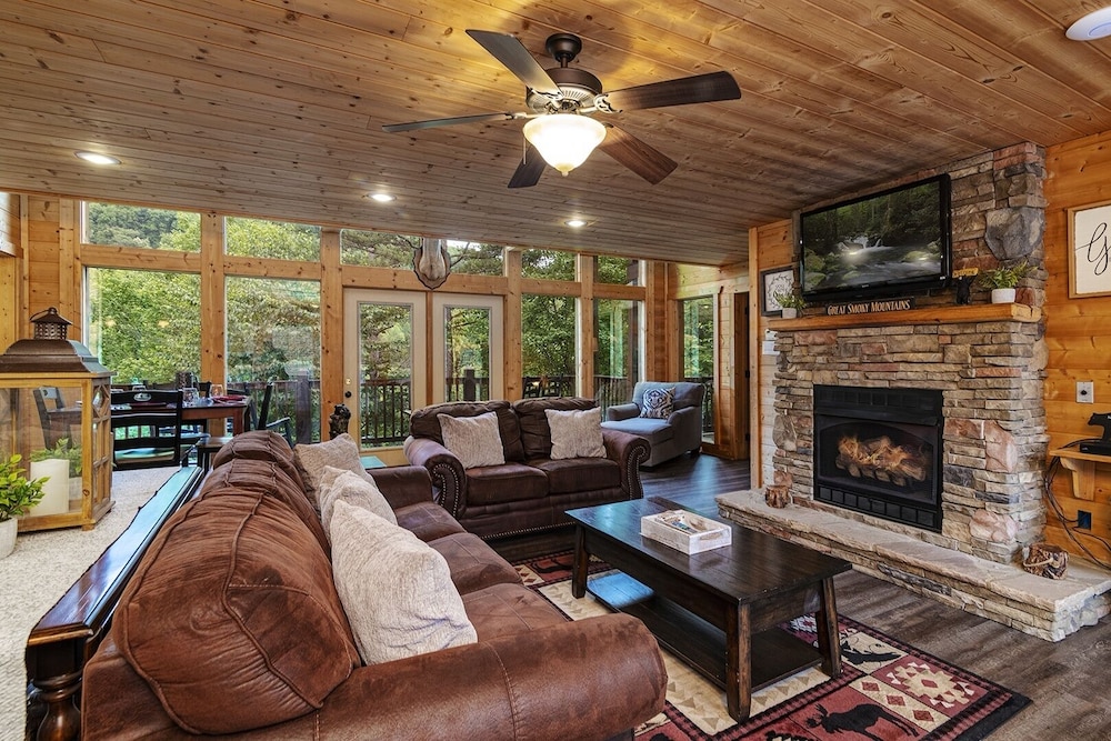 A To Remember - 5 Bedrooms, 5 Baths, Sleeps 18 Cabin by RedAwning