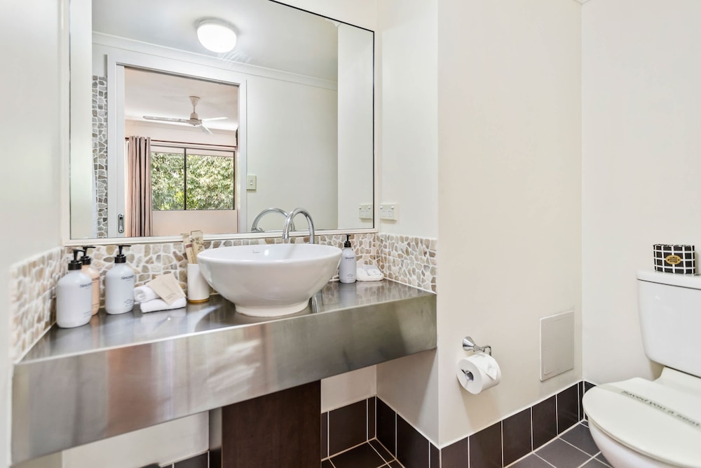 Palm Cove Studio Pools Spa Bar